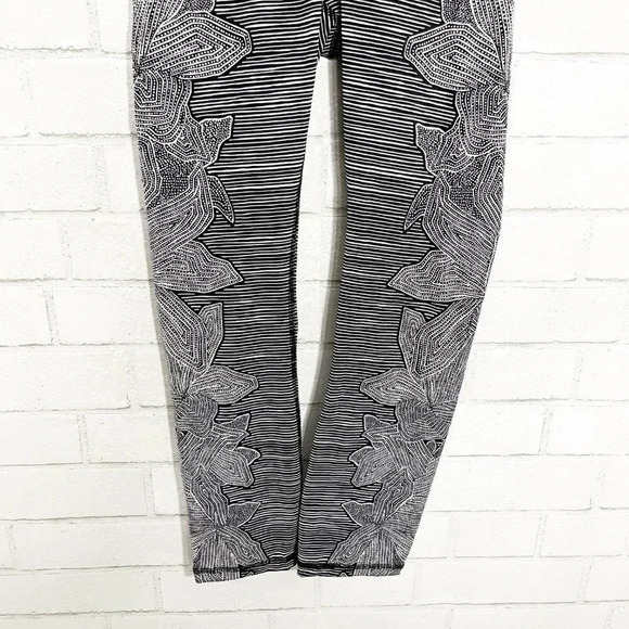 Lululemon Black & White Floral Dottie Tribe Cropped Wunder Under Women's Size 4 - Picture 3 of 8